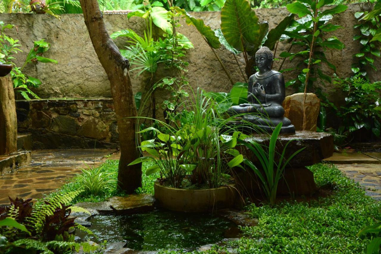 View Guesthouse & Bistro At Goyambokka Tangalle Bagian luar foto